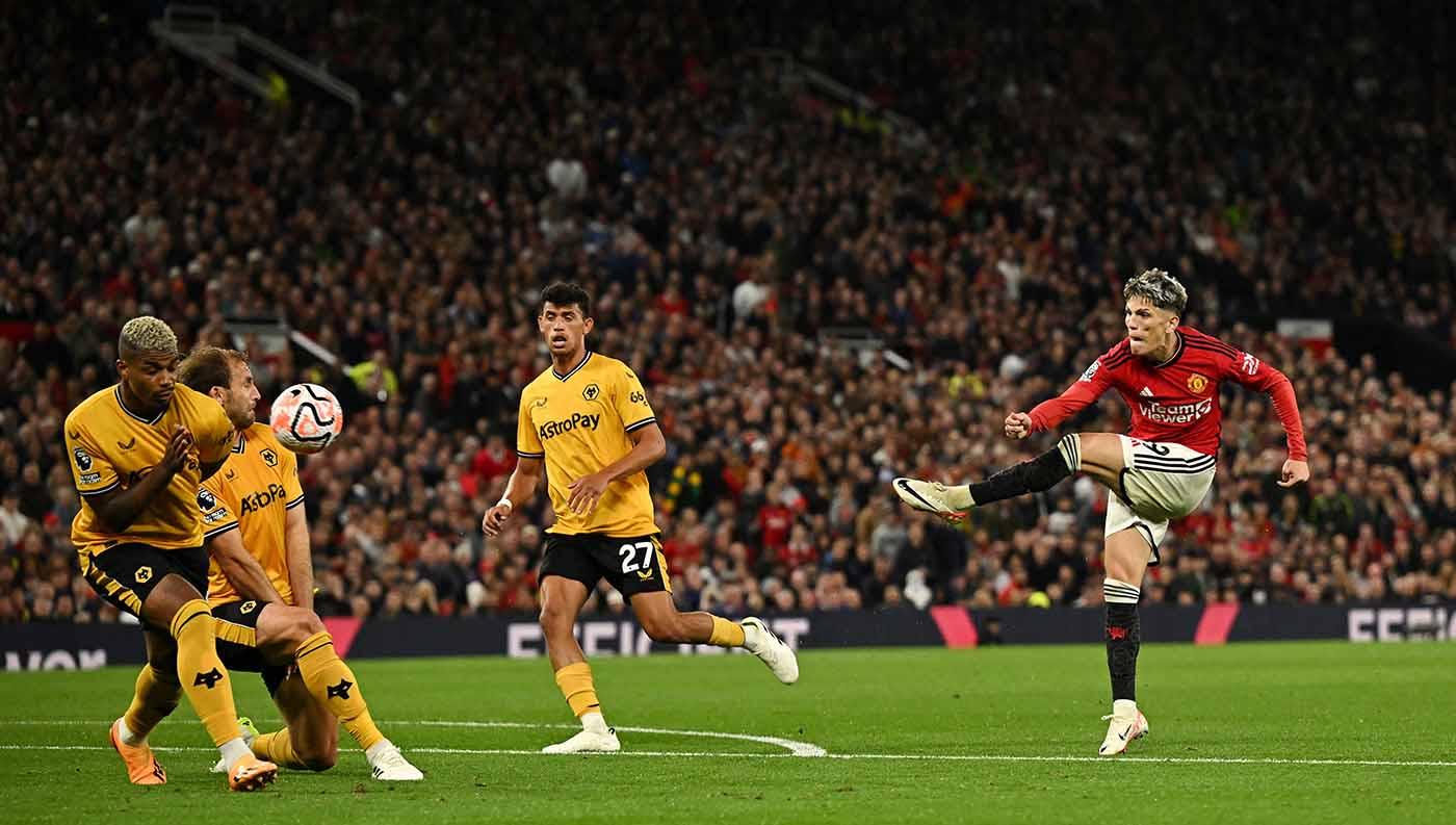 Pemain Manchester United, Alejandro Garnacho melepaskan tendangan kerasnya ke gawang Wolverhampton Wanderers pada laga Liga Inggris, Selasa (15/08/23). (Foto: REUTERS/Dylan Martinez)