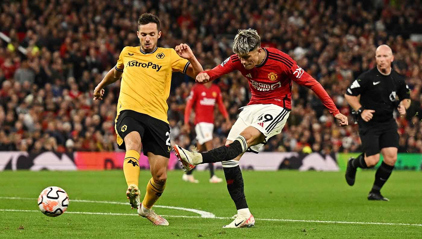 Pemain Wolverhampton Wanderers Pablo Sarabia mencoba menahan tendangan keras dari pemain Manchester United, Alejandro Garnacho pada laga Liga Inggris, Selasa (15/08/23). (Foto: REUTERS/Dylan Martinez)