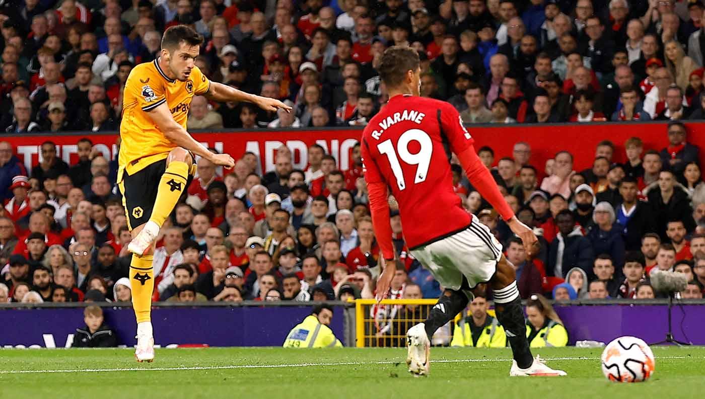 Pemain Manchester United, Raphael Varane mencoba menahan tendangan dari pemain Wolverhampton Wanderers, Pablo Sarabia pada laga Liga Inggris, Selasa (15/08/23). (Foto: REUTERS/Jason Cairnduff)