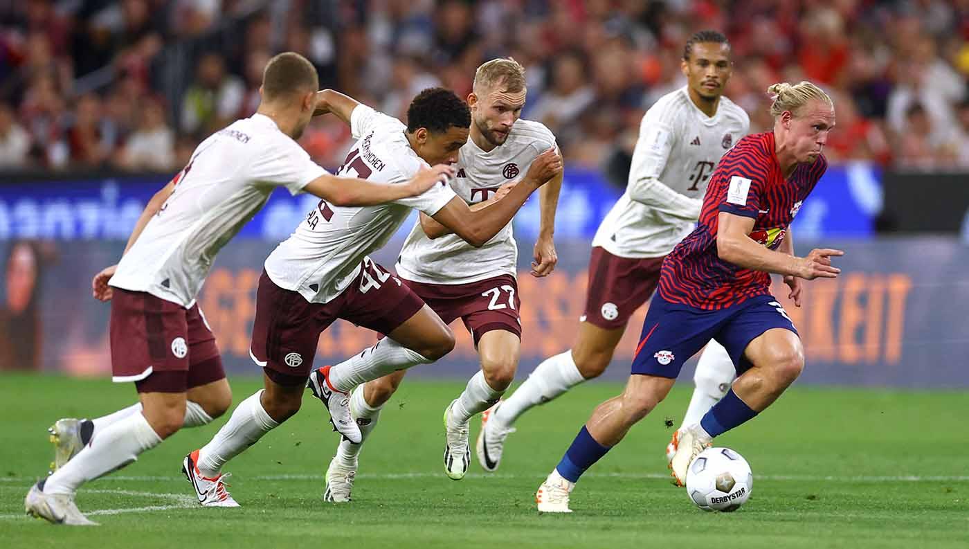 Pemain RB Leipzig, Xaver Schlager (kanan). Foto: REUTERS/Kai Pfaffenbach. - INDOSPORT