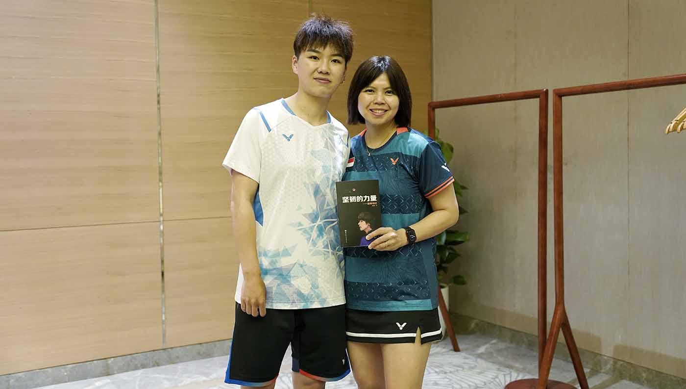 Greysia Polii bersama pebulutangkis China, Li Yinhui. (Foto: Fey/Greysia Polii)