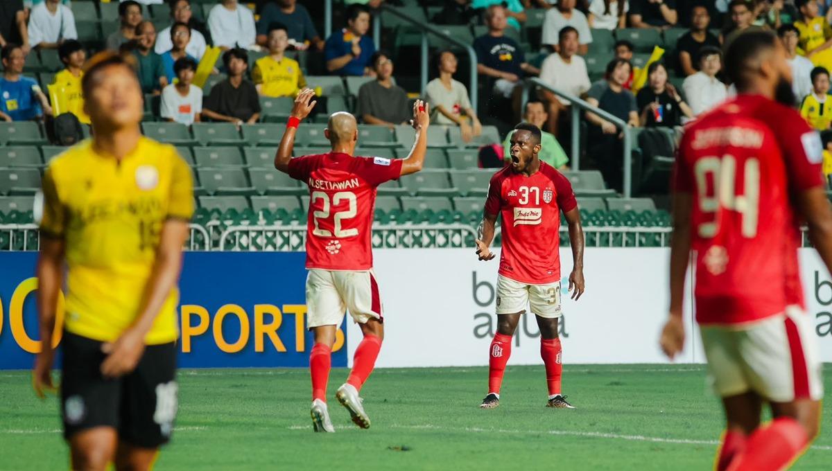 Privat Mbarga saat merayakan gol bunuh diri bek Lee Man FC. Foto: Bali United - INDOSPORT