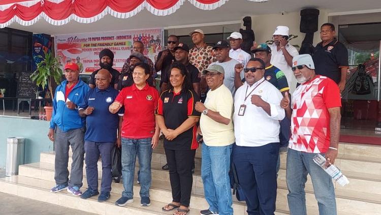 Perwakilan Hekari United FC berfoto bersama mantan pemain Persipura dan panitia pertandingan.
