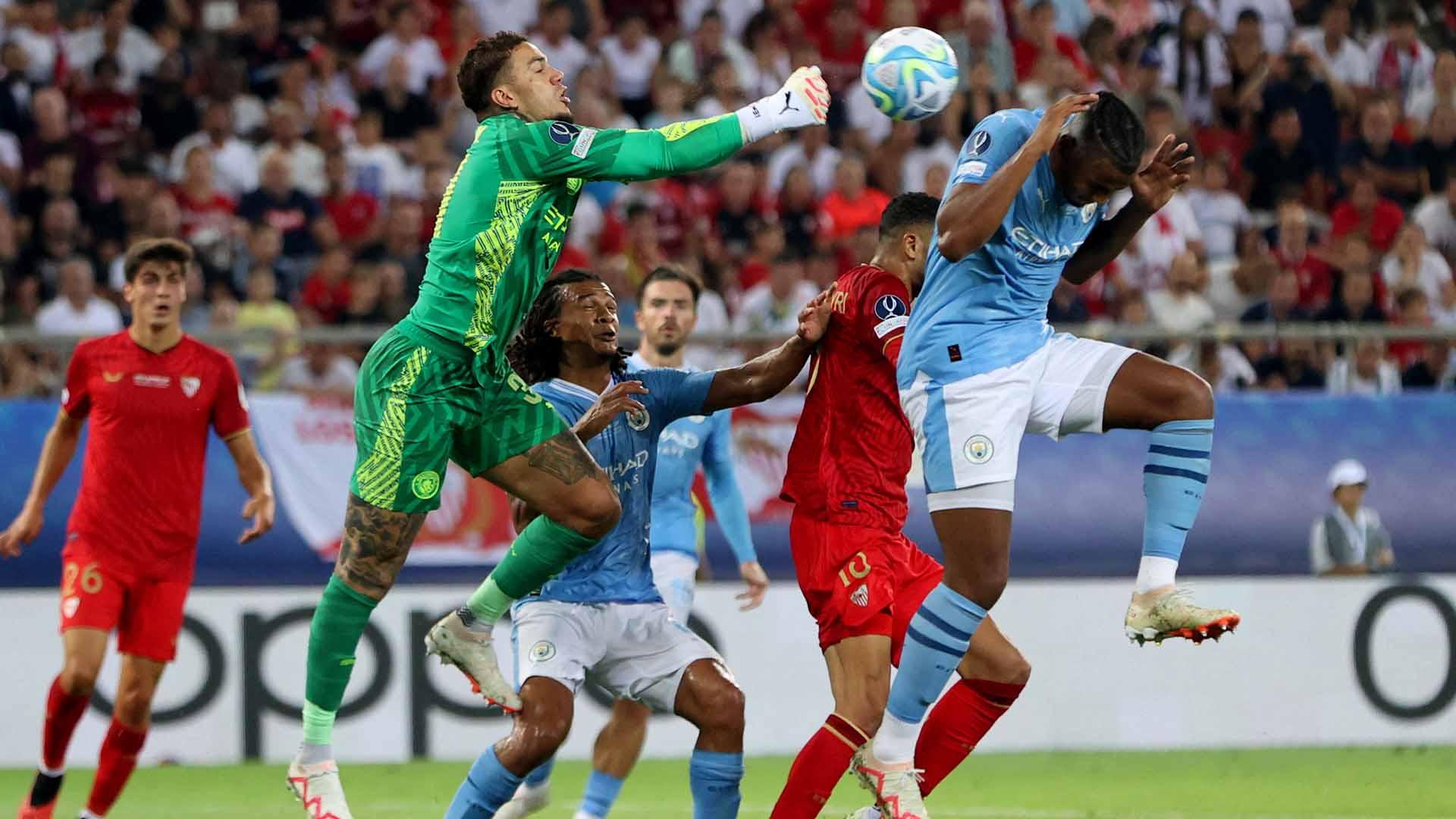 Aksi kiper Manchester City, Ederson menyelamatkan gawang dari tendangan pemain Sevilla pada laga Piala Super UEFA 2023. (Foto: REUTERS/Alkis Konstantinidis)