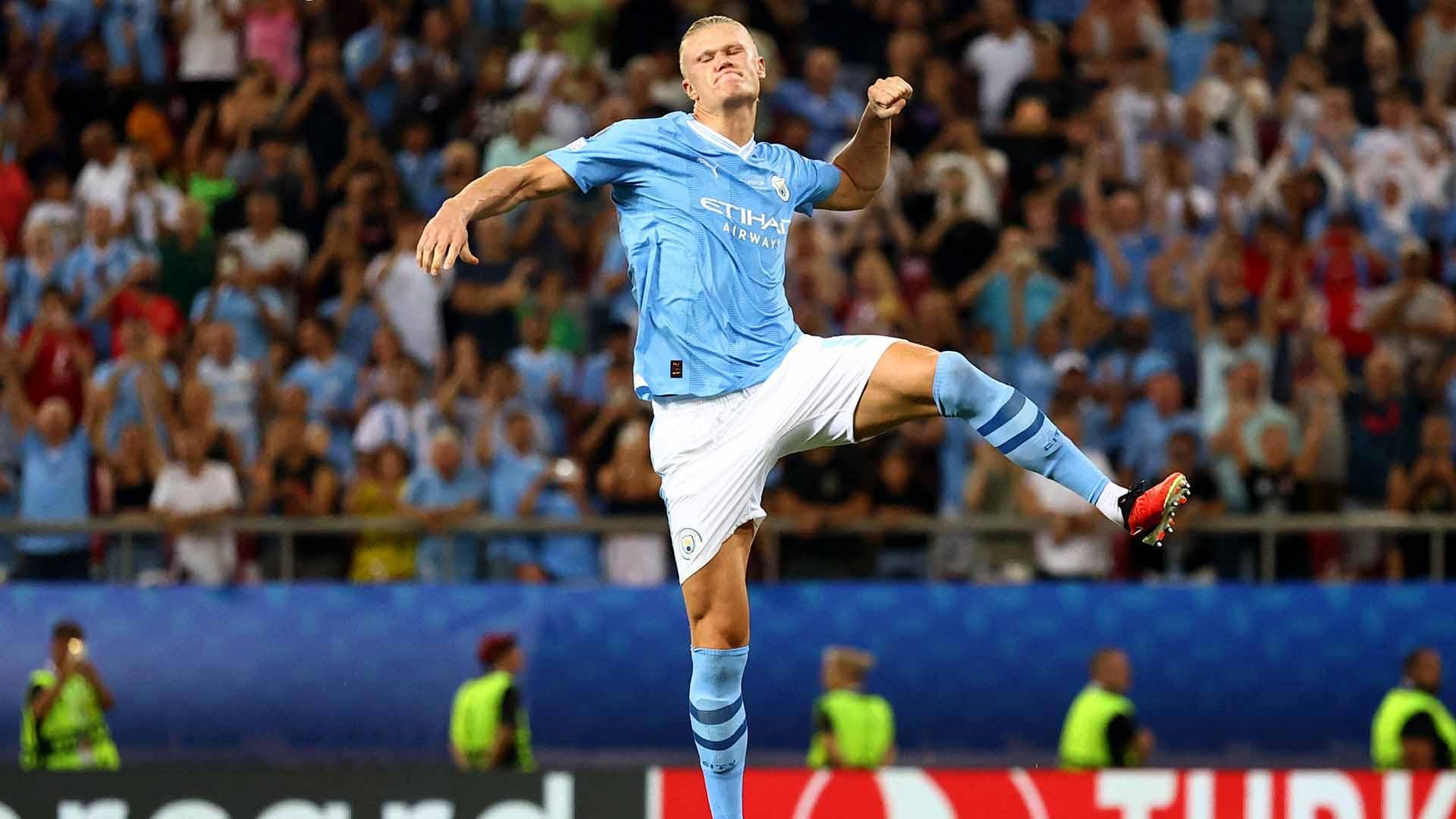 Selebrasi pemain Manchester City, Erling Haaland usai mencetak gol penalti ke gawang Sevilla pada laga Piala Super UEFA 2023. (Foto: REUTERS/Alkis Konstantinidis)