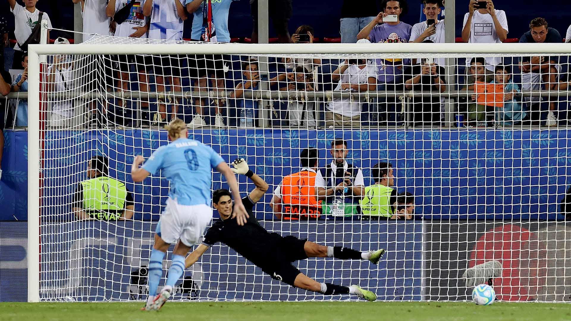 Selebrasi pemain Manchester City, Erling Haaland usai mencetak gol penalti ke gawang Sevilla pada laga Piala Super UEFA 2023. (Foto: REUTERS/Alkis Konstantinidis)