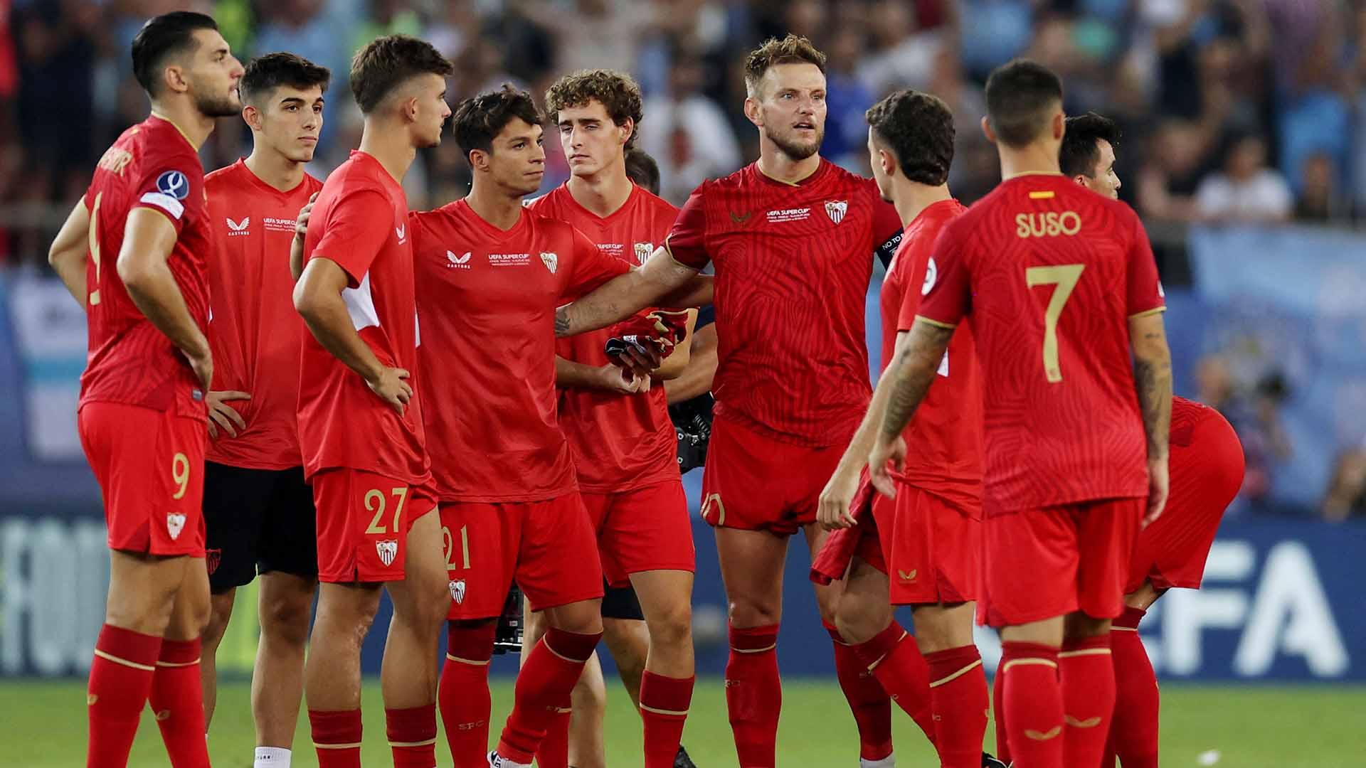 Pemain Sevilla, Ivan Rakitic bersama rekan setimnya terlihat sedih usai kalah di pertandingan melawan Manchester City pada laga Piala Super UEFA 2023. (Foto: REUTERS/Alkis Konstantinidis)