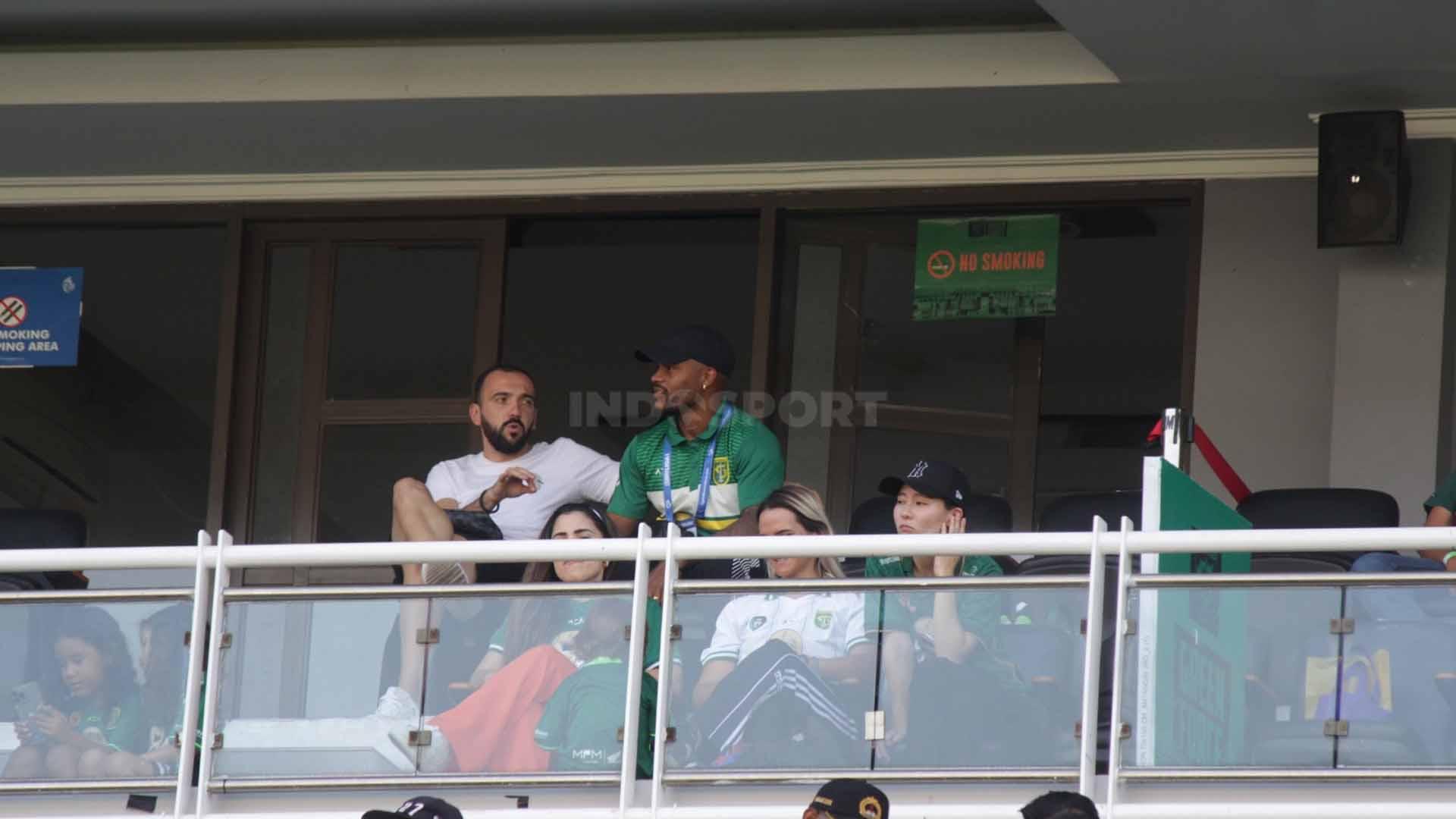 Paulo Victor mendukung Persebaya Surabaya vs PSM Makassar dari tribun VIP Stadion Gelora Bung Tomo pada pekan kedelapan laga Liga 1, Jumat (18/08/23). (Foto: Fitra Herdian/INDOSPORT)