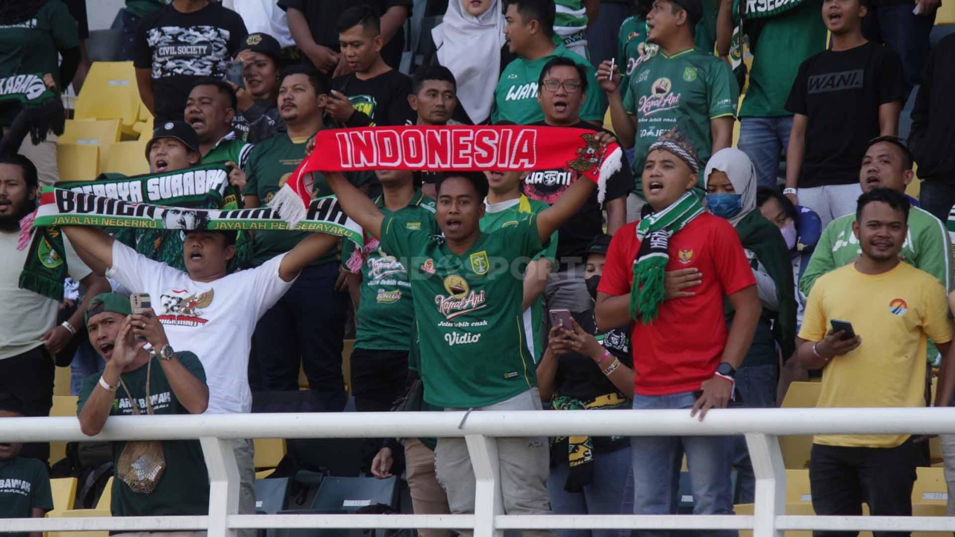 Suporter Persebaya Surabaya, Bonek dan Bonita menyanyikan lagu Indonesia Raya sebelum laga dimulai pada pekan kedelapan laga Liga 1 di Stadion Gelora Bung Tomo, Jumat (18/08/23). (Foto: Fitra Herdian/INDOSPORT)