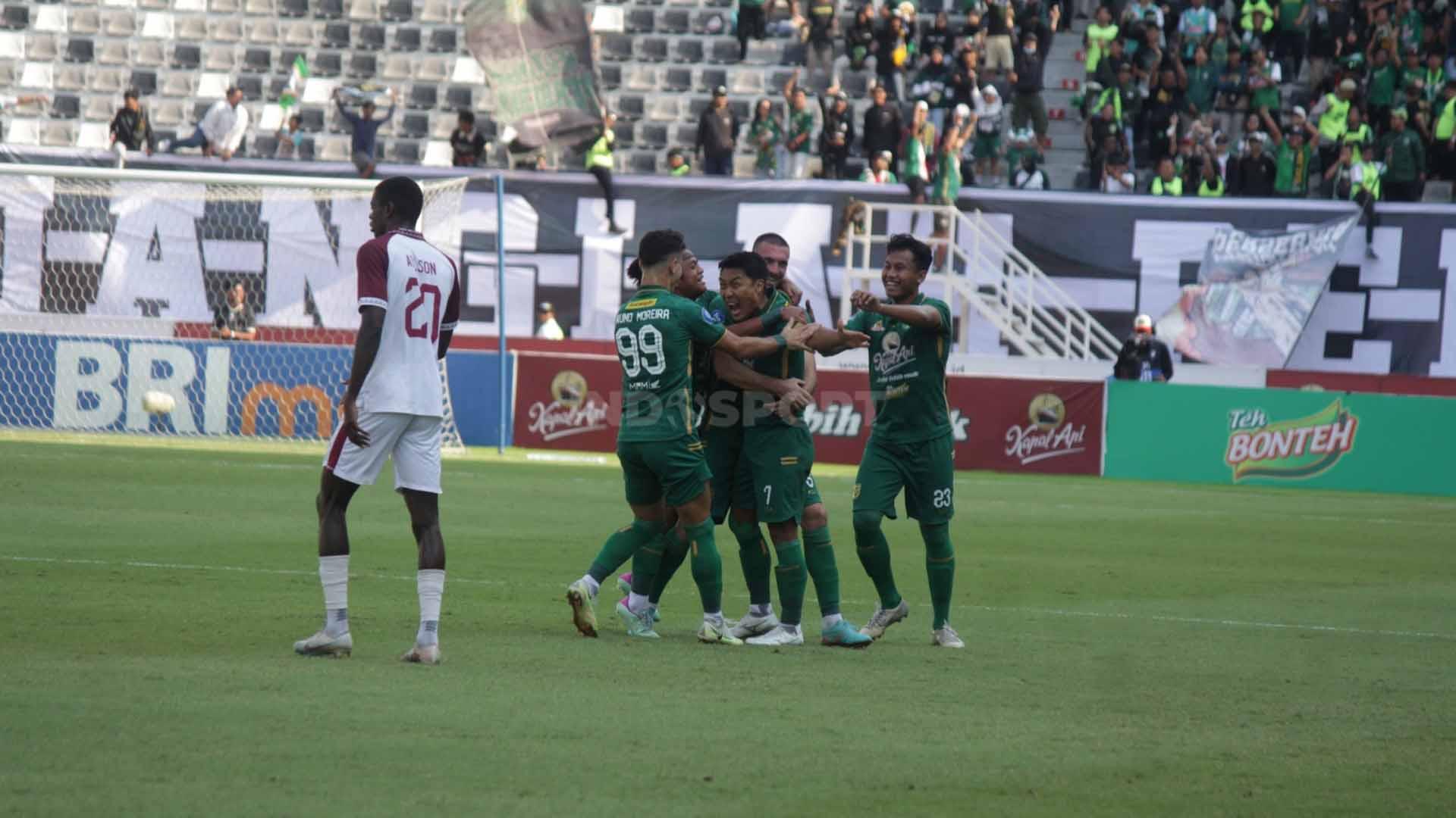 Selebrasi Pemain Persebaya Surabaya Song Ui-young setelah berhasil mencetak gol pada menit ke-9 pada pekan kedelapan laga Liga 1 di Stadion Gelora Bung Tomo, Jumat (18/08/23). (Foto: Fitra Herdian/INDOSPORT)