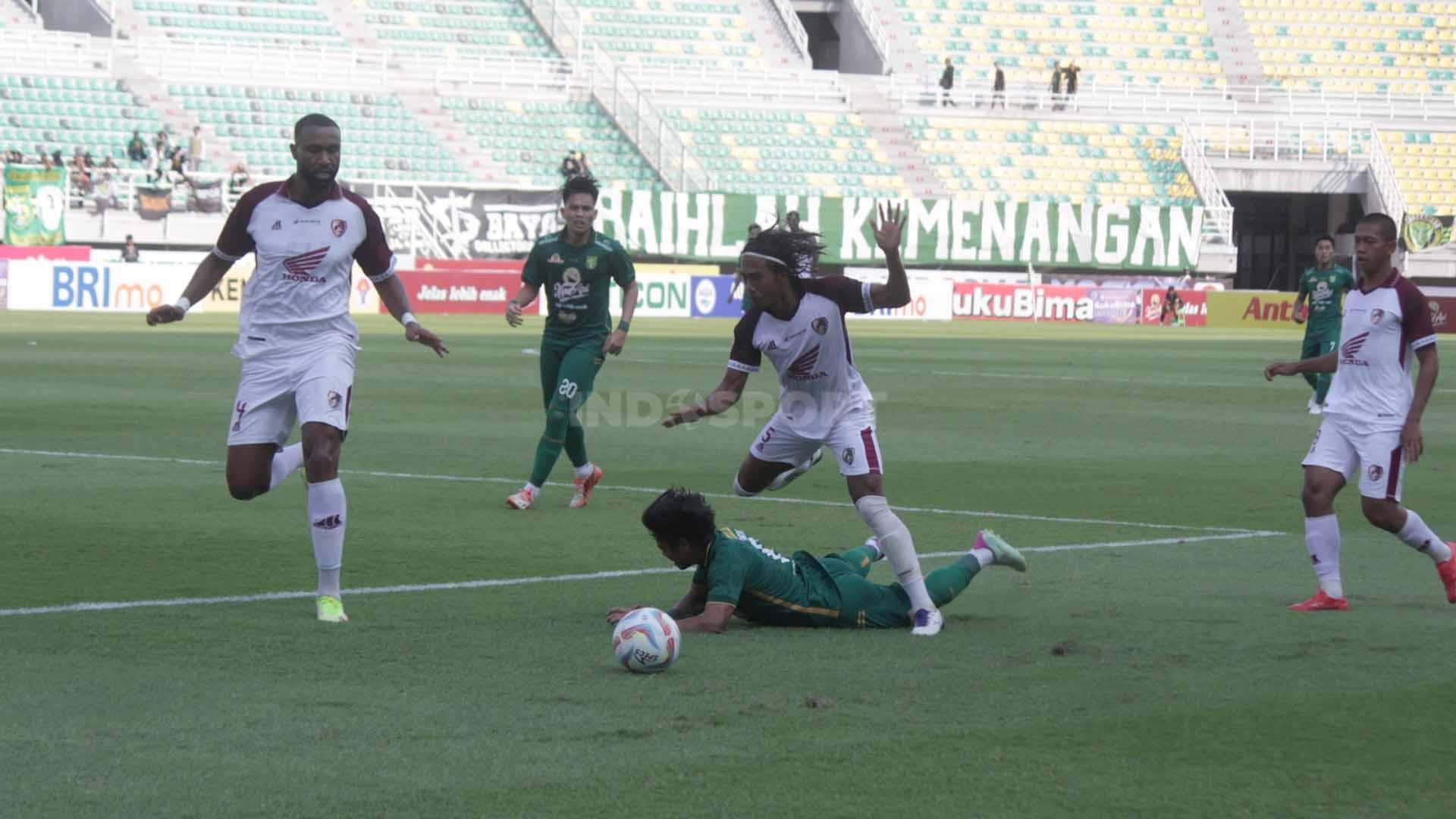 Pemain Persebaya Surabaya Andre Oktaviansyah dilanggar pemain PSM Makassar Erwin Gutawa di dekat kotak penalti pada pekan kedelapan laga Liga 1 di Stadion Gelora Bung Tomo, Jumat (18/08/23). (Foto: Fitra Herdian/INDOSPORT)