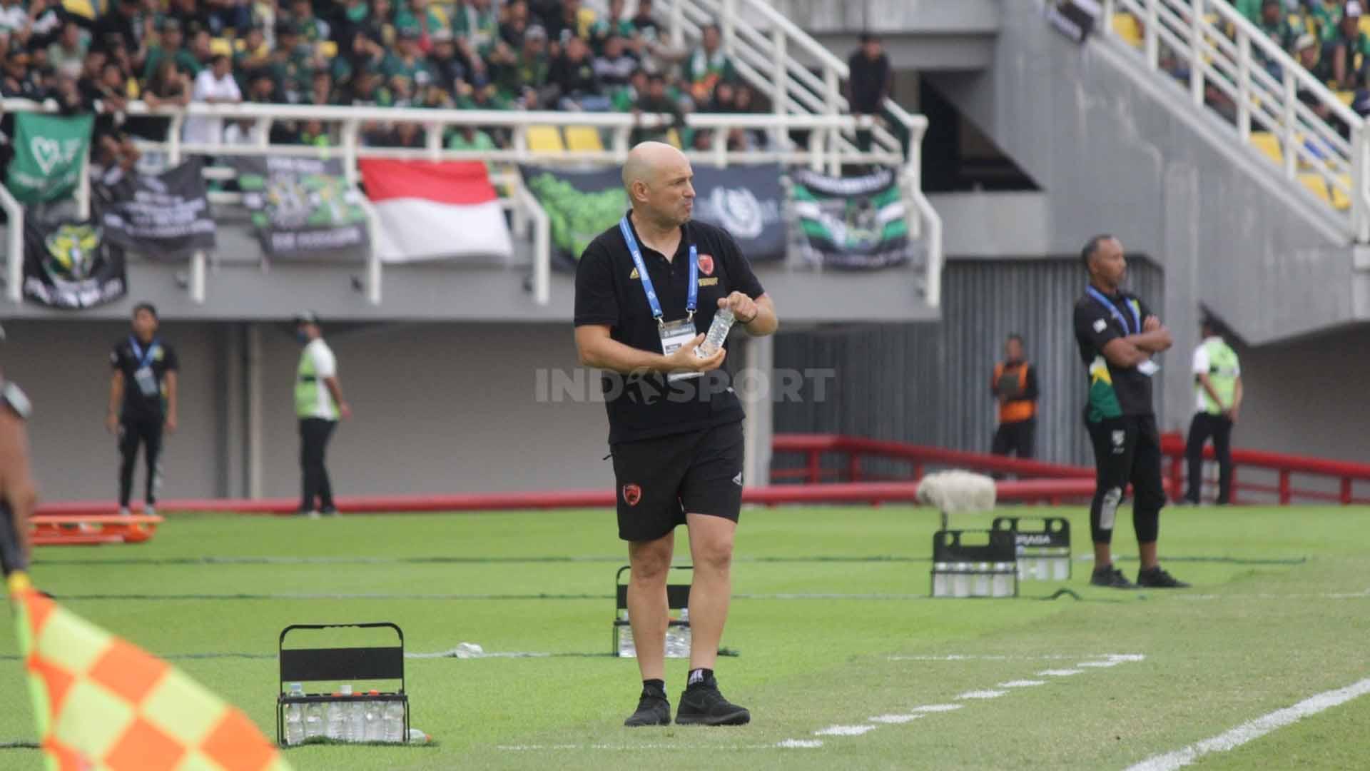 Pelatih PSM Makassar Bernardo Tavares tegang melihat pemainnya dari pinggir lapangan pada pekan kedelapan laga Liga 1 di Stadion Gelora Bung Tomo, Jumat (18/08/23). (Foto: Fitra Herdian/INDOSPORT)