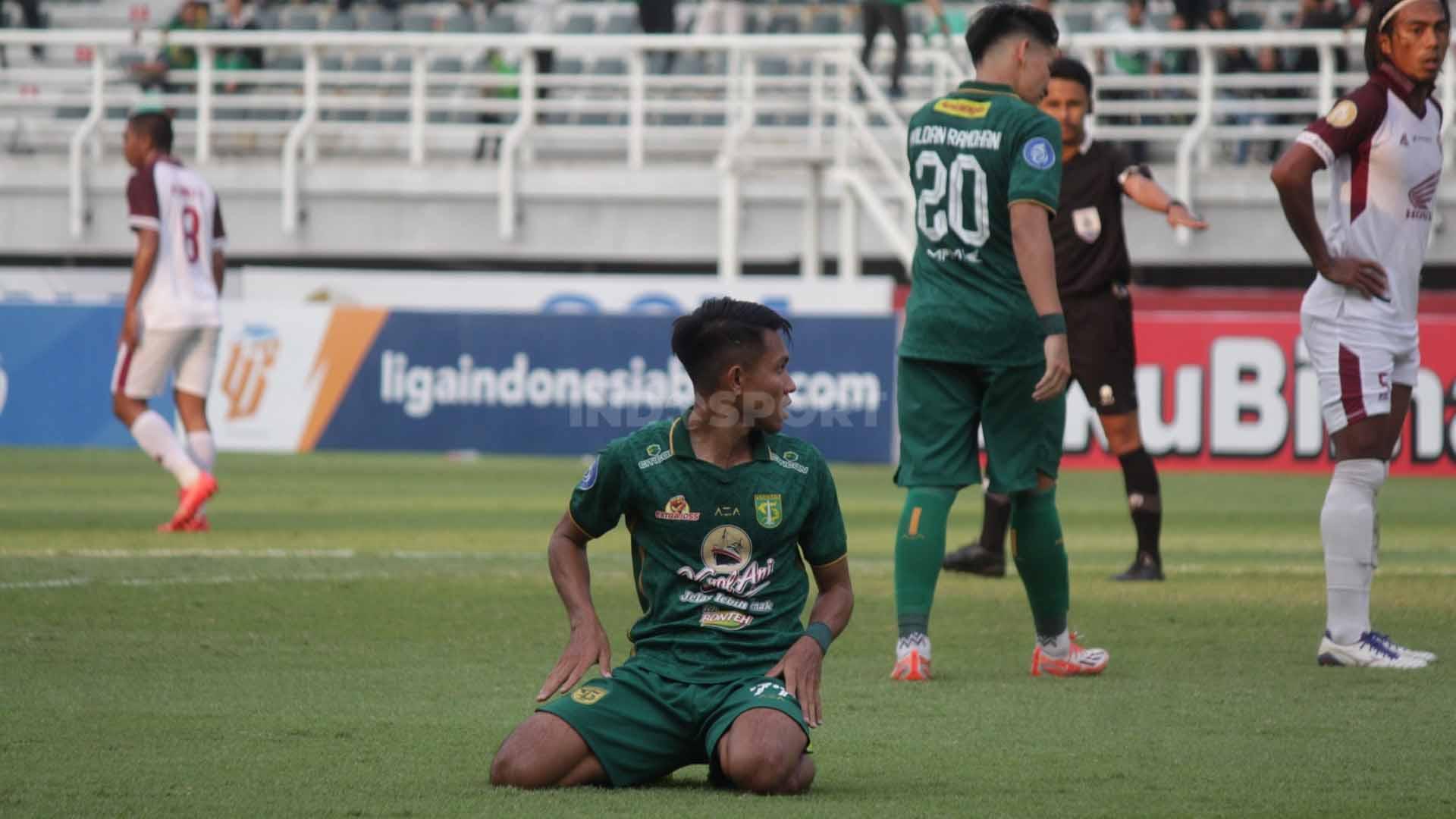 Ekspresi pemain Persebaya Kasim Botan yang gagal mencetak gol tambahan pada pekan kedelapan laga Liga 1 di Stadion Gelora Bung Tomo, Jumat (18/08/23). (Foto: Fitra Herdian/INDOSPORT)