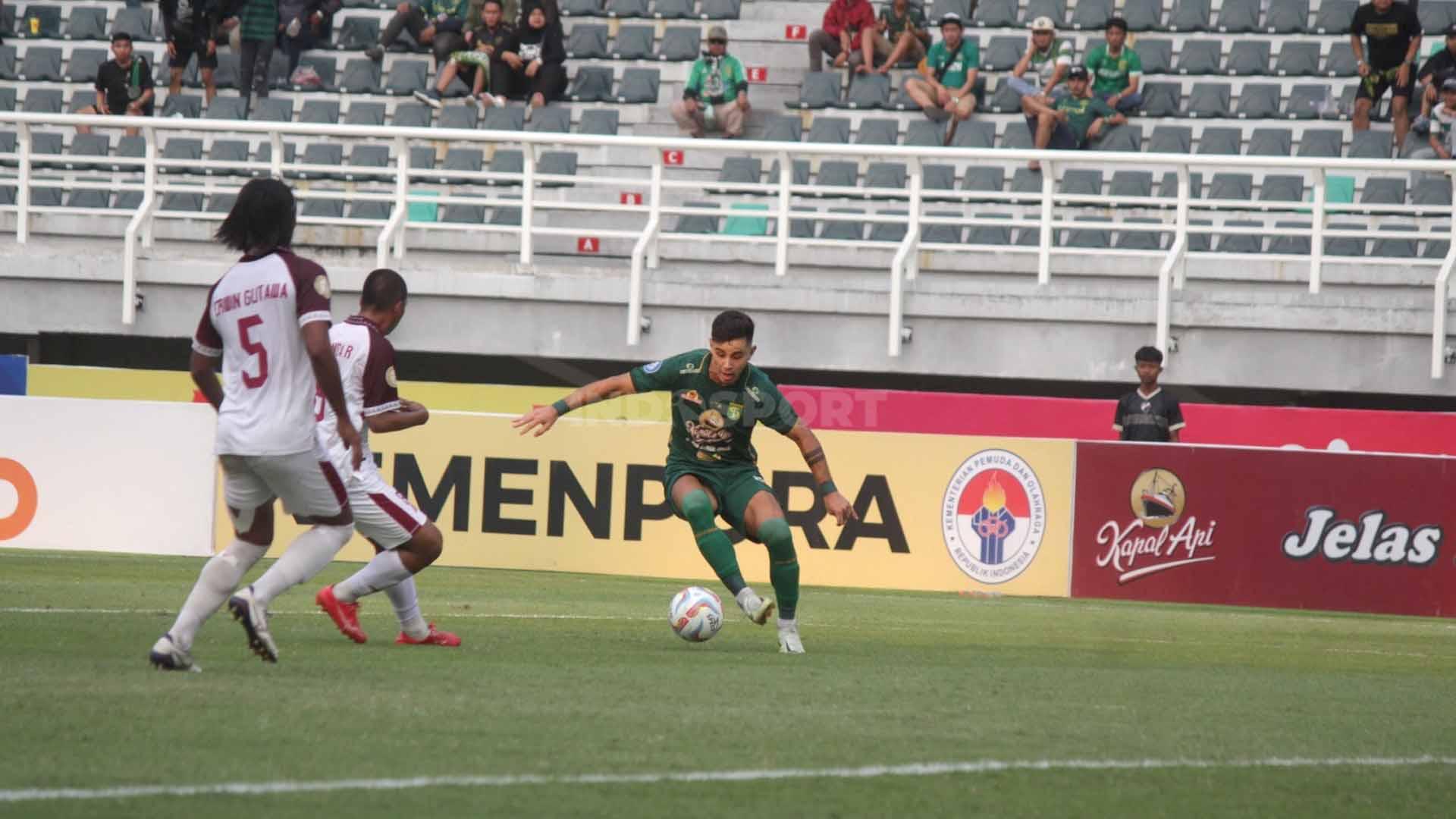 Peluang terakhir Persebaya menambah gol dari Bruno Moreira pada pekan kedelapan laga Liga 1 di Stadion Gelora Bung Tomo, Jumat (18/08/23). (Foto: Fitra Herdian/INDOSPORT)