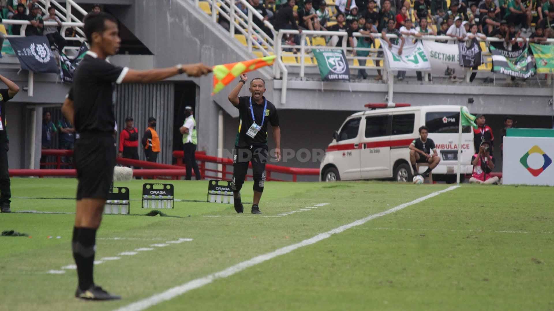 Pelatih Karetaker Persebaya Surabaya Uston Nawawi protes ke wasit, jika posisi pemainnya tidak offside pada pekan kedelapan laga Liga 1 di Stadion Gelora Bung Tomo, Jumat (18/08/23). (Foto: Fitra Herdian/INDOSPORT)