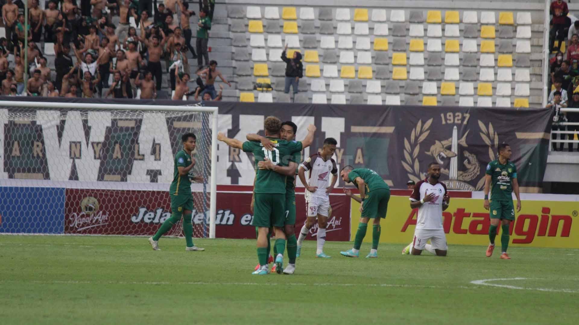 Luapan kegembiraan pemain Persebaya Surabaya setelah memastikan memetik poin penuh melawan PSM Makassar pada pekan kedelapan laga Liga 1 di Stadion Gelora Bung Tomo, Jumat (18/08/23). (Foto: Fitra Herdian/INDOSPORT)