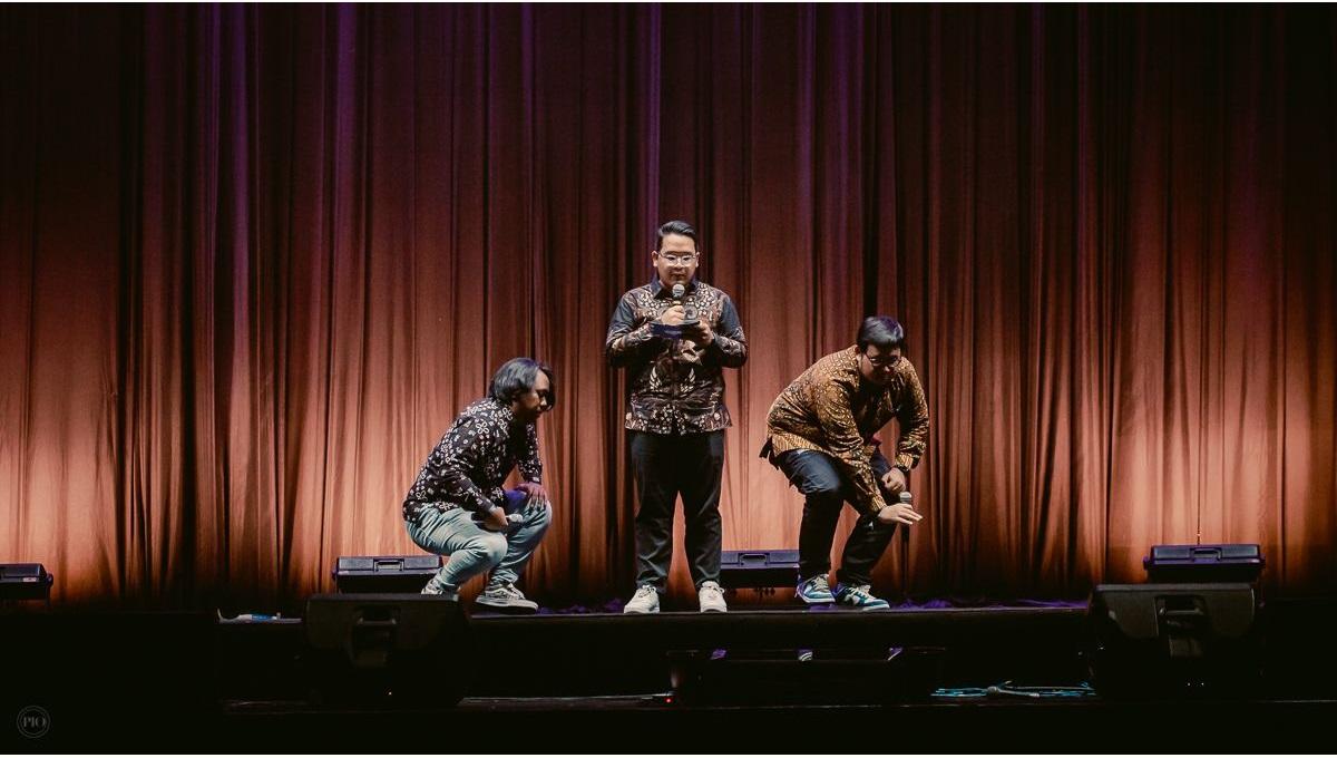 Bryan Barcelona saat menjadi MC di Stand Up Fest 2023.