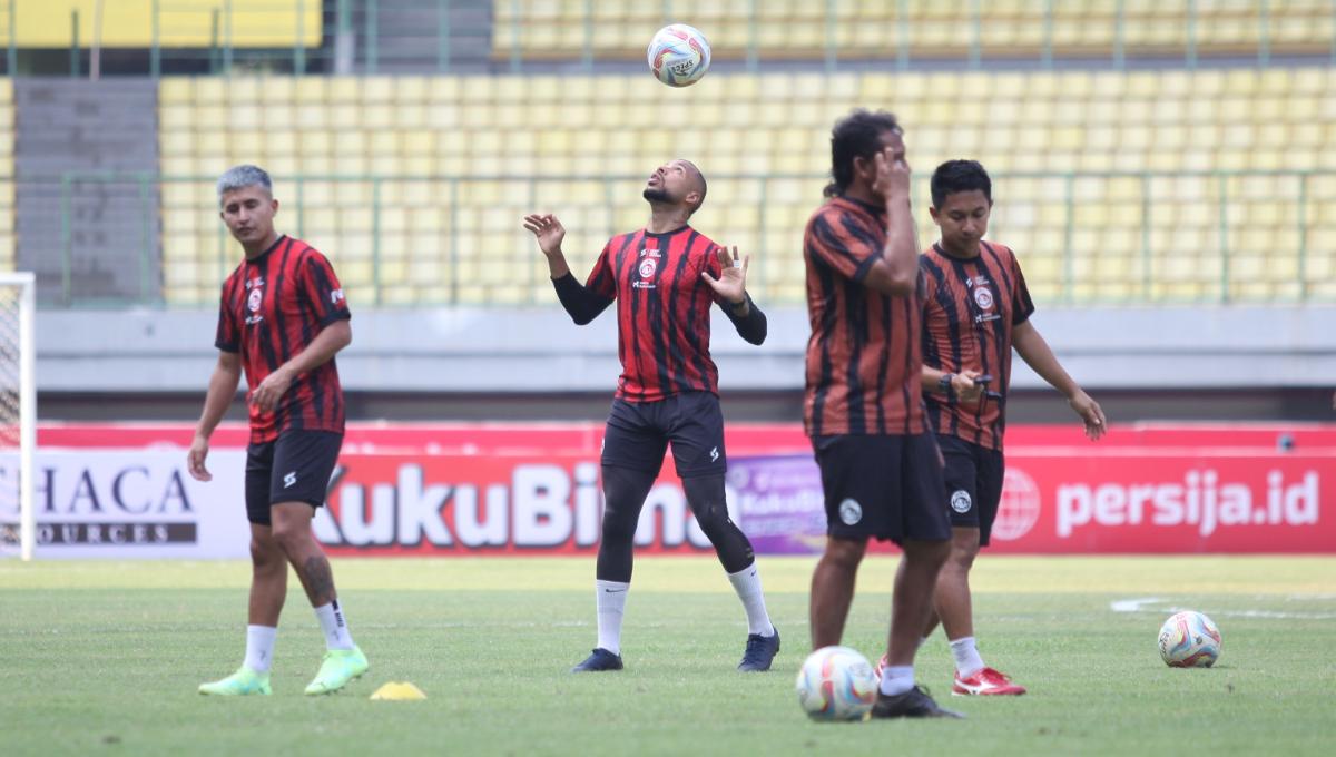 Aksi Gustavo Almeida saat official training Arema FC jelang Liga 1 pekan kesembilan menghadapi Persija Jakarta di stadion Patriot, Sabtu (19/08/23). - INDOSPORT