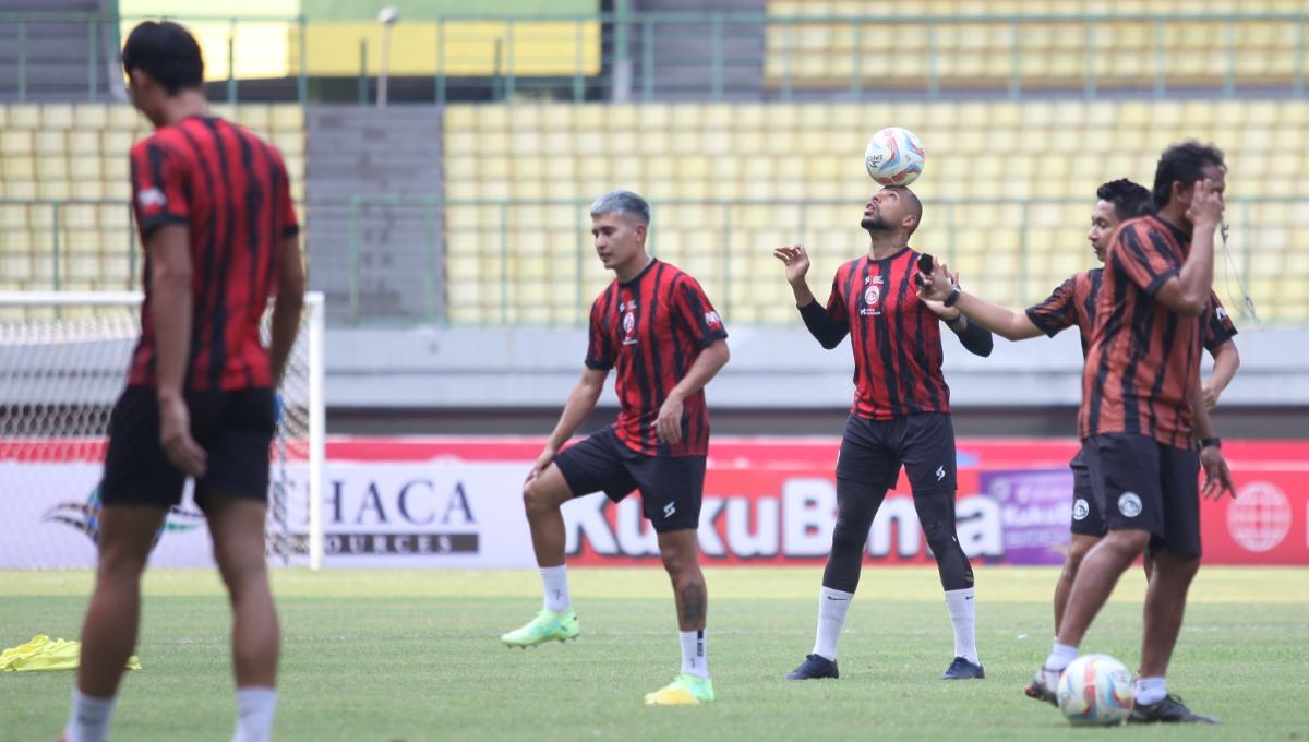 Aksi Gustavo Almeida saat official training Arema FC jelang Liga 1 pekan kesembilan menghadapi Persija Jakarta di stadion Patriot, Sabtu (19/08/23).