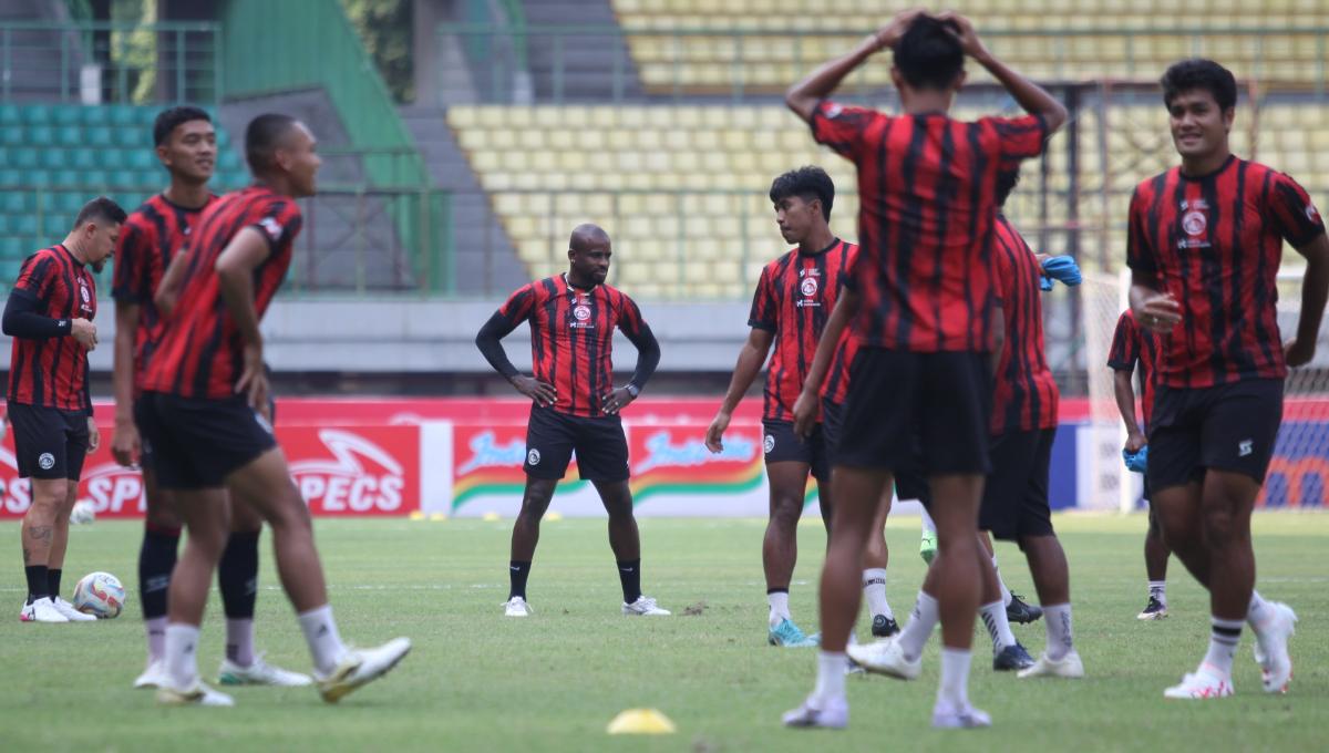 Aksi Greg Nwokolo saat official training Arema FC jelang Liga 1 pekan kesembilan menghadapi Persija Jakarta di stadion Patriot, Sabtu (19/08/23).