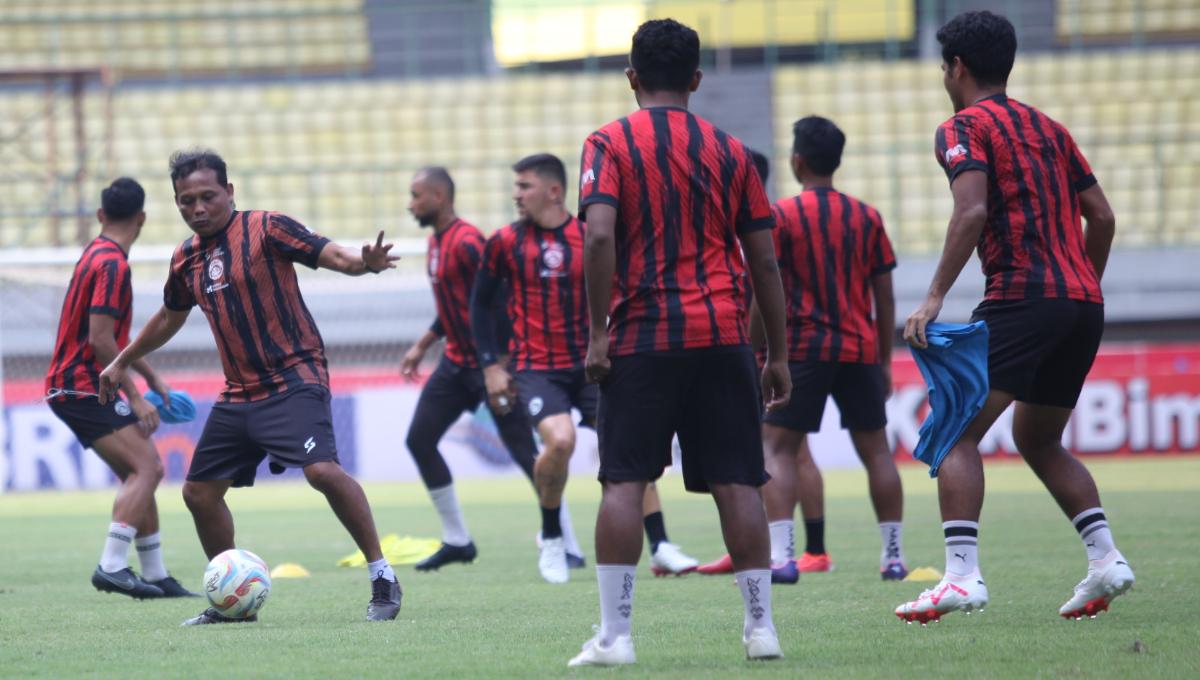 Caretaker Kuncoro (kiri) saat official training Arema FC jelang Liga 1 pekan kesembilan menghadapi Persija Jakarta di stadion Patriot, Sabtu (19/08/23).