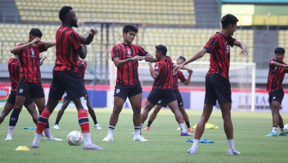 Muhammad Rafli (tengah) saat official training Arema FC jelang Liga 1 pekan kesembilan menghadapi Persija Jakarta di stadion Patriot, Sabtu (19/08/23).