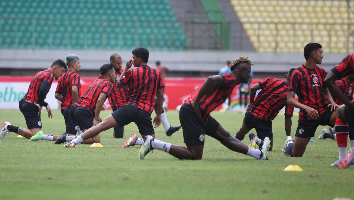 Para pemain Arema FC melakukan pemanasan saat official training jelang Liga 1 pekan kesembilan menghadapi Persija Jakarta di stadion Patriot, Sabtu (19/08/23).