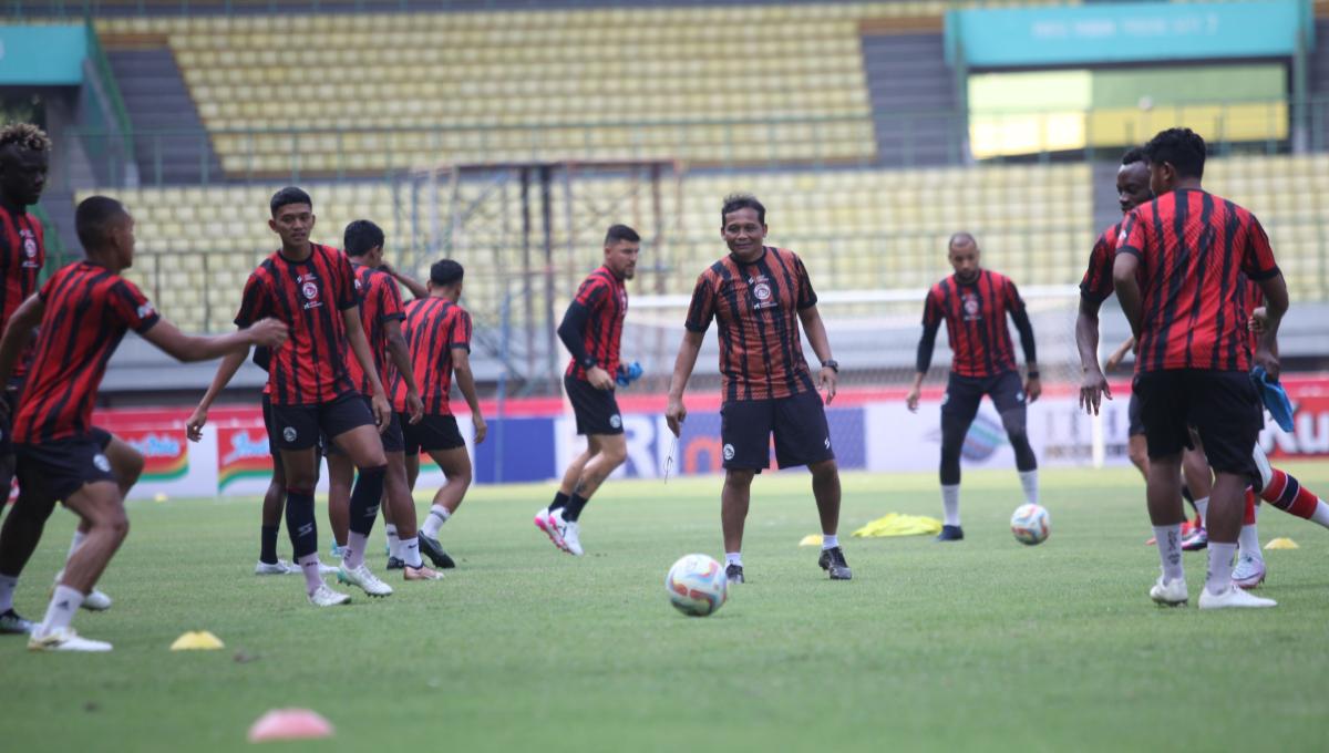 Caretaker Kuncoro (tengah) saat official training Arema FC jelang Liga 1 pekan kesembilan menghadapi Persija Jakarta di stadion Patriot, Sabtu (19/08/23).