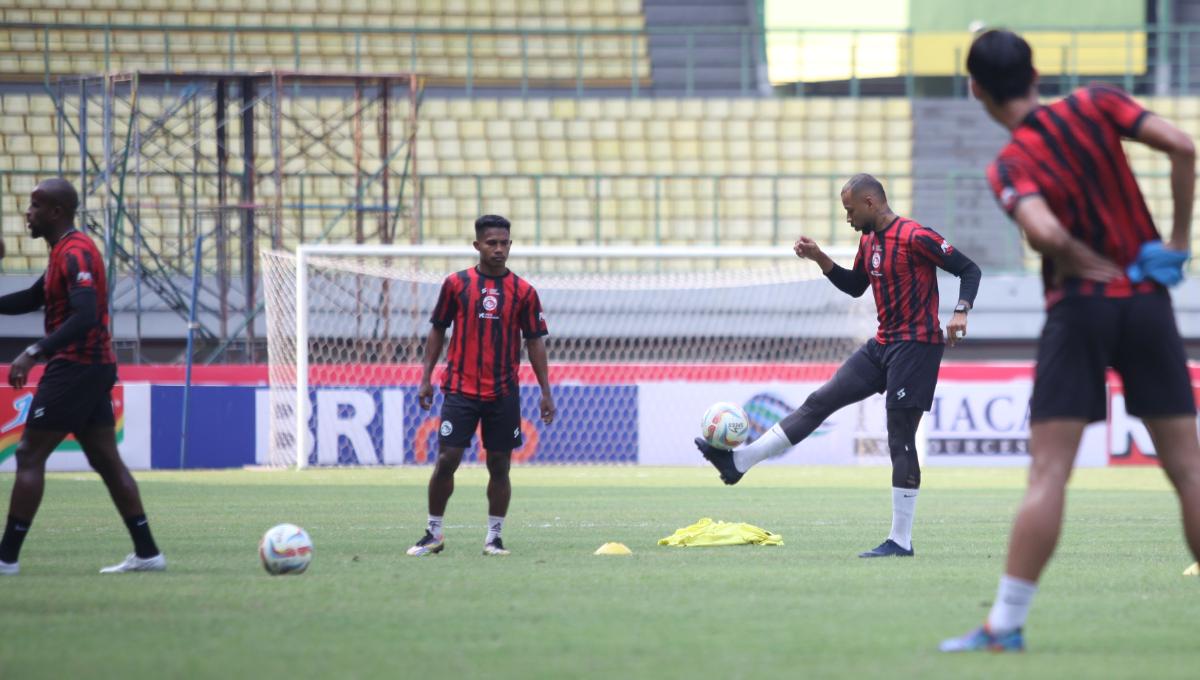 Gustavo Almeida (kanan) saat official training Arema FC jelang Liga 1 pekan kesembilan menghadapi Persija Jakarta di stadion Patriot, Sabtu (19/08/23).