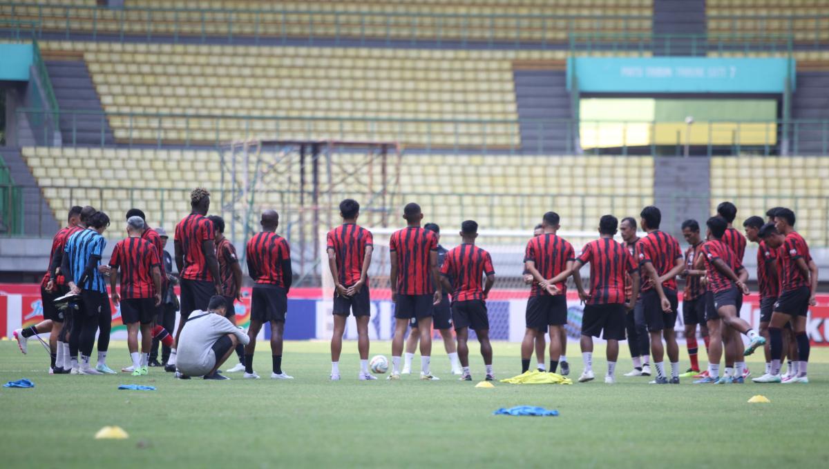 Skuad Arema FC berdiskusi sebelum official training jelang Liga 1 pekan kesembilan menghadapi Persija Jakarta di stadion Patriot, Sabtu (19/08/23).