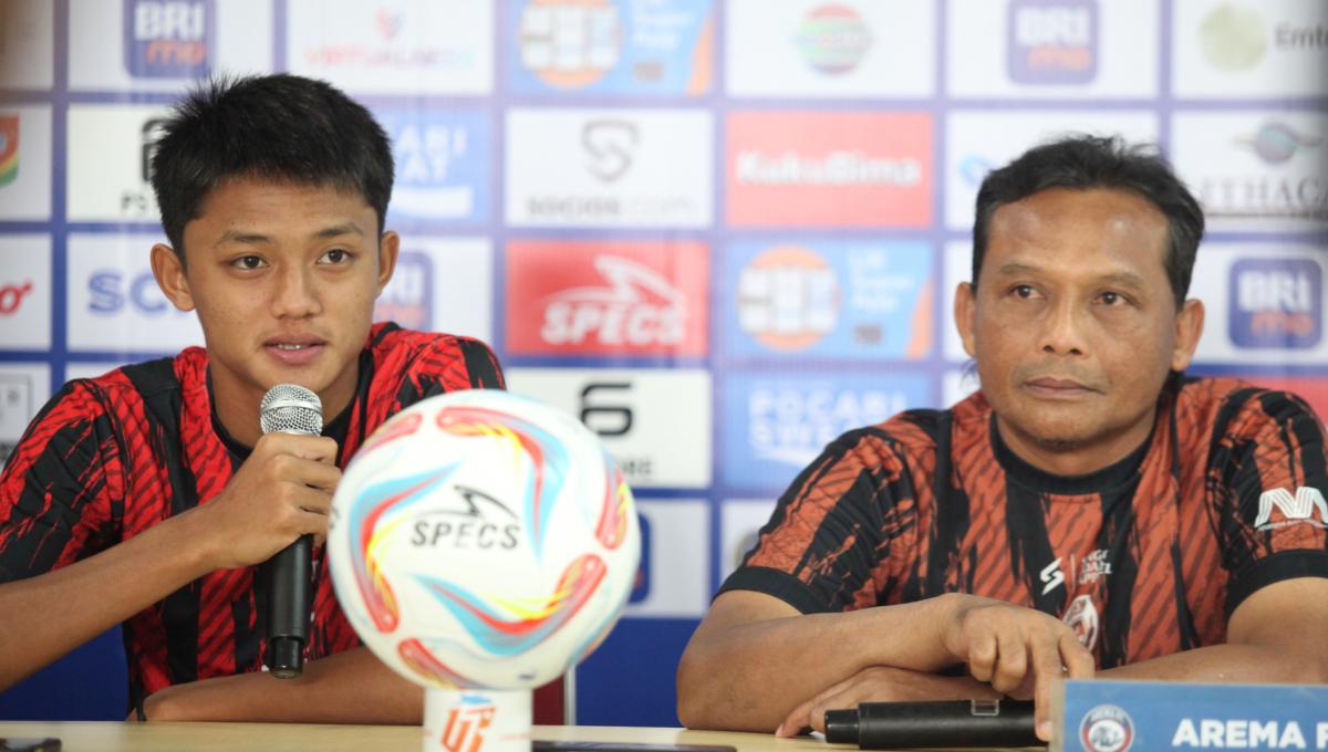 Caretaker Kuncoro (kanan) dan Ahmad Maulana saat jumpa pers Arema FC jelang Liga 1 pekan kesembilan menghadapi Persija Jakarta di stadion Patriot, Sabtu (19/08/23).