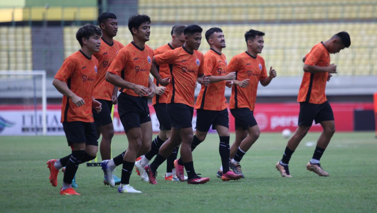 Para pemain Persija Jakarta melakukan jogging saat mengikuti sesi official training jelang laga Liga 1 pekan kesembilan melawan Arema FC di stadion Patriot, Sabtu (19/08/23).