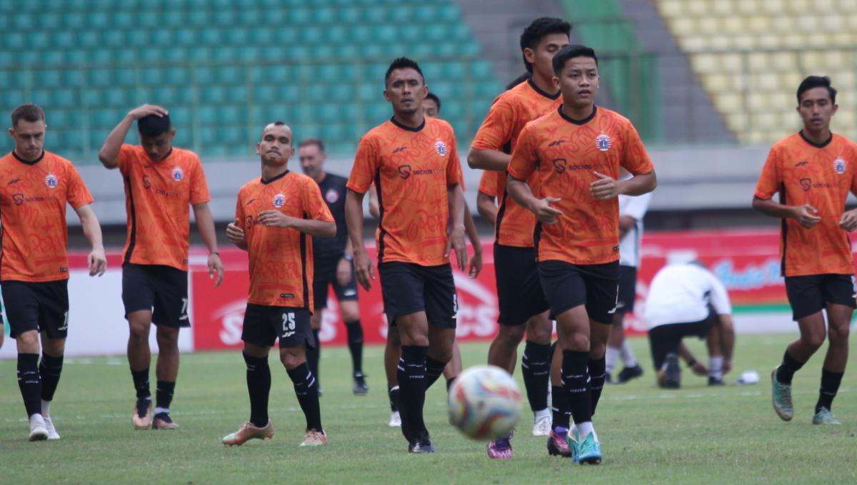 Para pemain Persija Jakarta melakukan jogging saat mengikuti sesi official training jelang laga Liga 1 pekan kesembilan melawan Arema FC di stadion Patriot, Sabtu (19/08/23).