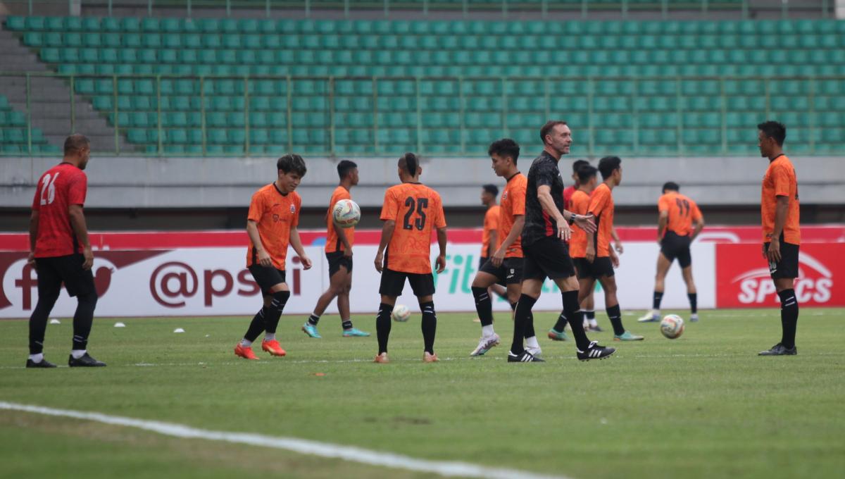 Para pemain Persija saat melakukan pemanasan sebelum sesi official training jelang laga Liga 1 pekan kesembilan melawan Arema FC di stadion Patriot, Sabtu (19/08/23).