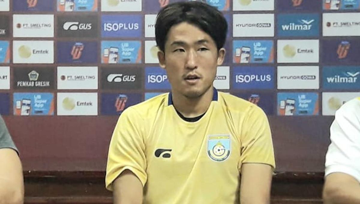 Ada pemandangan berbeda di ruang press conferrence Stadion Gelora Joko Samudra (Gejos), pasca laga uji coba Gresik United menjamu Persikab Bandung, Sabtu (19/8/23).