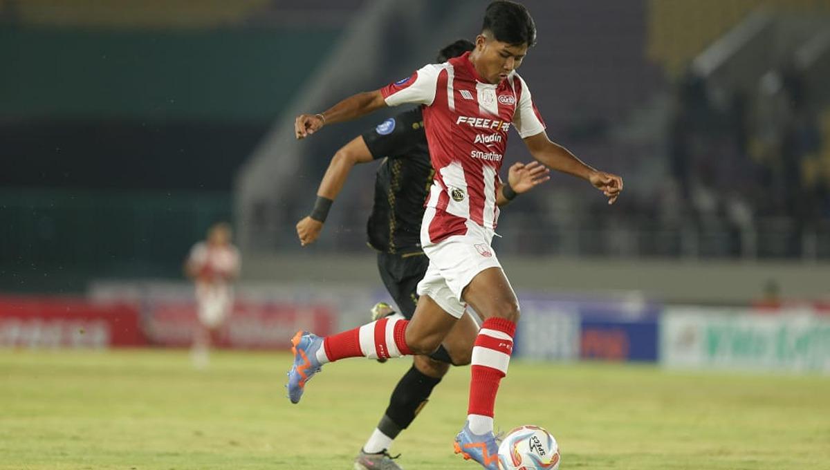 Penyerang Persis Solo, Arkhan Kaka Putra Purwanto, menjalani debut sebagai starting eleven di Liga 1 2023/2024 di usia 15 tahun 11 bulan. (Foto: Persis Solo)