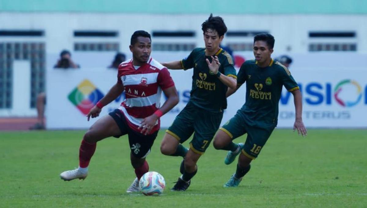 Pemain Madura United, Alekvan Dijin (kiri) dijaga ketat pemain Persikabo 1973, Kaishu Yamazaki pada laga pekan kesembilan Liga 1 2023/2024 di stadion Wibawa Mukti, Sabtu (19/08/23).