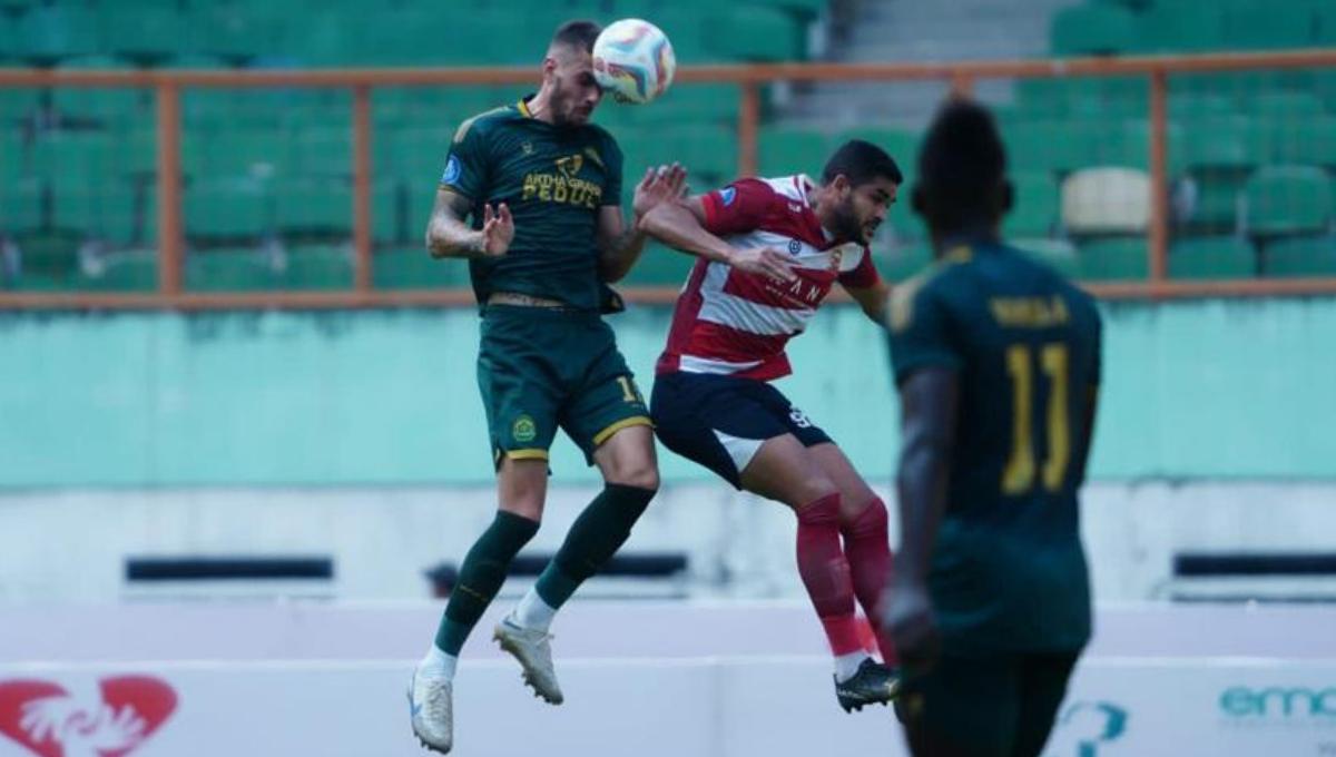 Duel udara antara pemain Persikabo 1973, Joao Pedro dengan pemain Madura United, Nikola Kovacevic pada laga pekan kesembilan Liga 1 2023/2024 di stadion Wibawa Mukti, Sabtu (19/08/23).