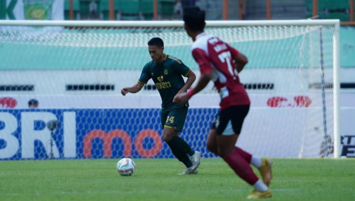 Aksi bek Persikabo 1973, Andy Setyo mengamankan bola pada laga pekan kesembilan Liga 1 2023/2024 melawan Madura United di stadion Wibawa Mukti, Sabtu (19/08/23).