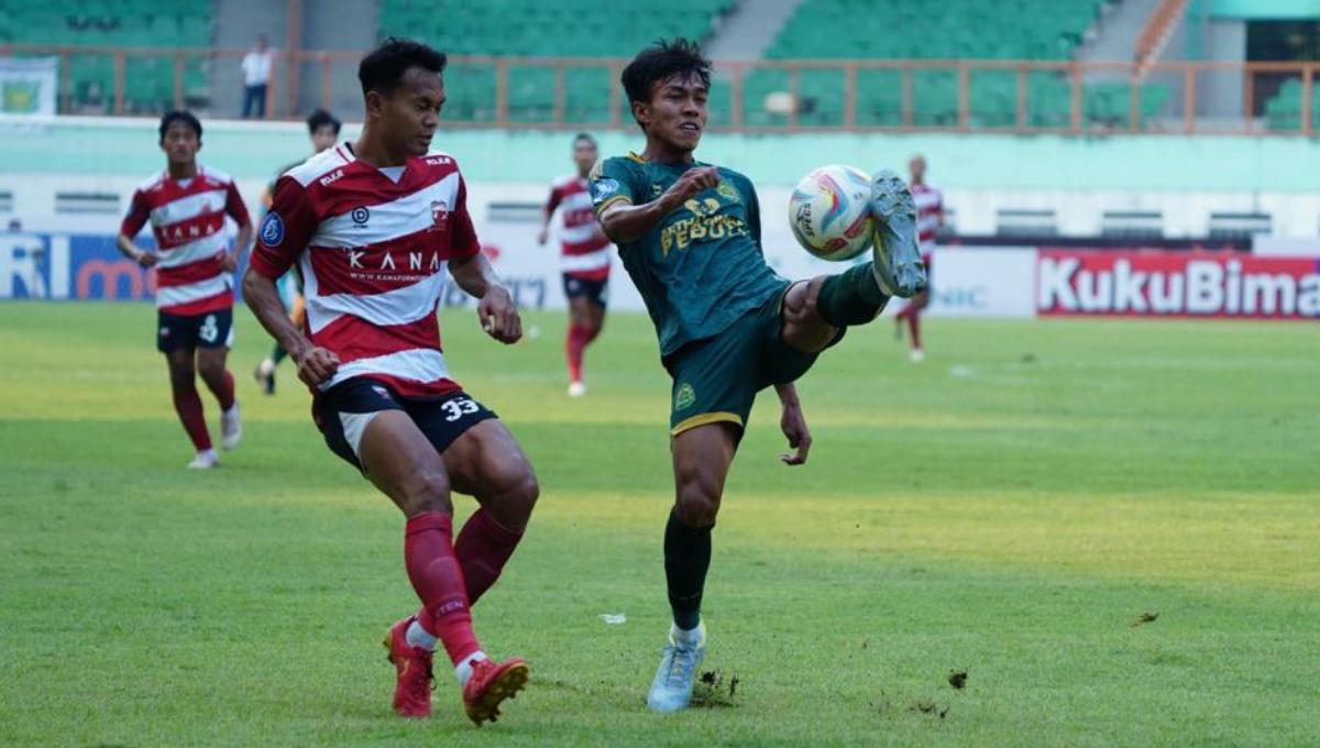 Bek Madura United, Koko Ari (kiri) menjaga pemain Persikabo 1973 pada laga pekan kesembilan Liga 1 2023/2024 di stadion Wibawa Mukti, Sabtu (19/08/23).