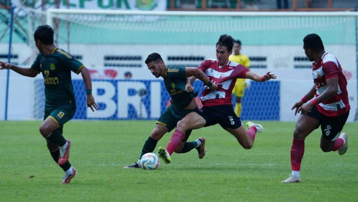 Pemain Madura United, Jacob William Mahler mencoba merebut bola dari pemain Persikabo 1973 pada laga pekan kesembilan Liga 1 2023/2024 di stadion Wibawa Mukti, Sabtu (19/08/23).