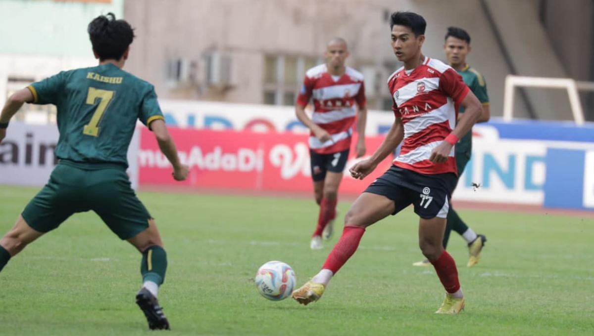 Aksi pemain Madura United, Malik Risadi saat dijaga pergerakannya oleh pemain Persikabo 1973, Kaishu Yamazaki pada laga pekan kesembilan Liga 1 2023/2024 di stadion Wibawa Mukti, Sabtu (19/08/23).