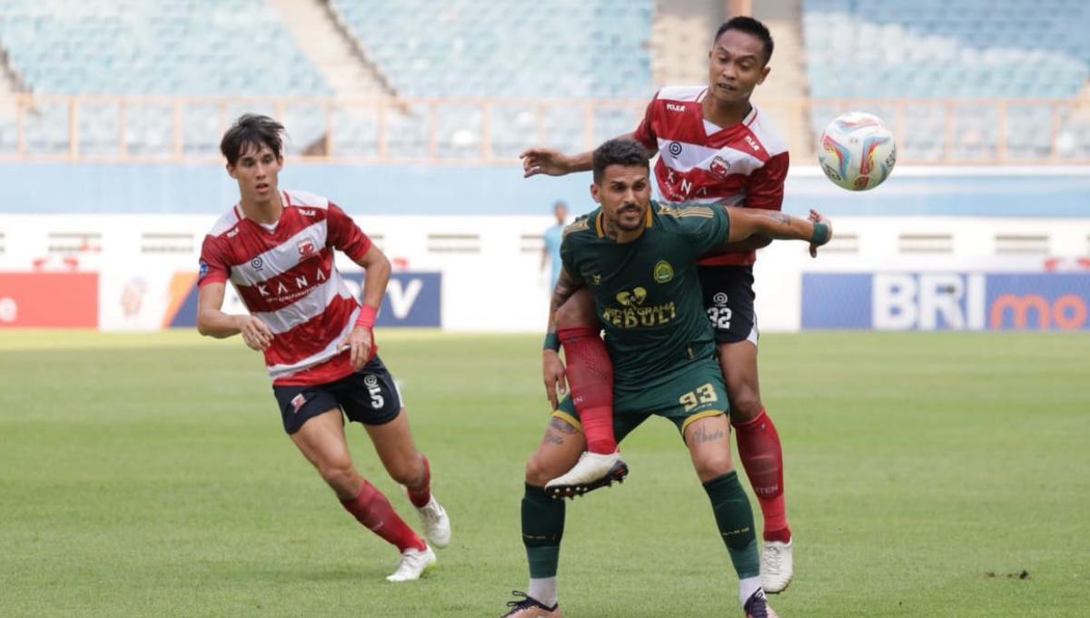 Duel antara pemain Madura United, Muhammad Tahir dan pemain Persikabo 1973, Joao Pedro Oliveira pada laga pekan kesembilan Liga 1 2023/2024 di stadion Wibawa Mukti, Sabtu (19/08/23).