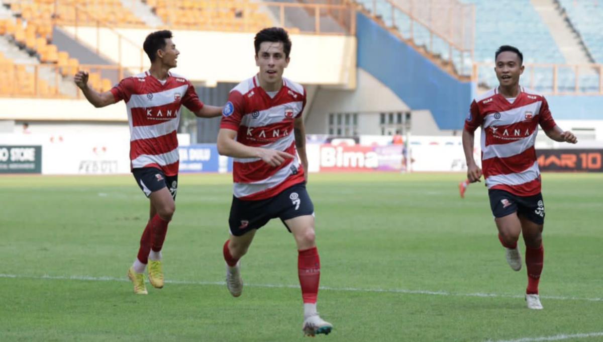 Selebrasi pemain Madura United, Fransisco Rivera usai mencetak gol ke gawang Persikabo 1973 pada laga pekan kesembilan Liga 1 2023/2024 di stadion Wibawa Mukti, Sabtu (19/08/23).