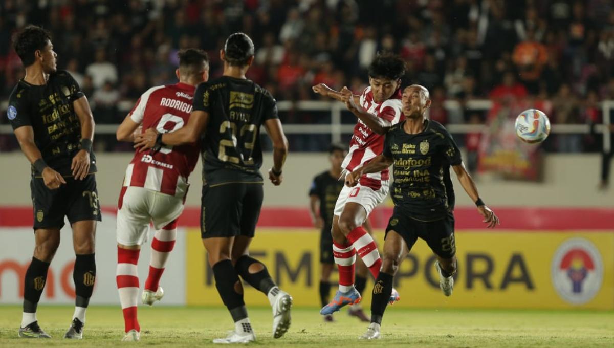 Duel pemain Bali United, Novri Setiawan dengan striker Persis Solo, Arkhan Kaka pada laga Liga 1 2023/2024 pekan kesembilan di stadion Manahan, Sabtu (19/08/23).