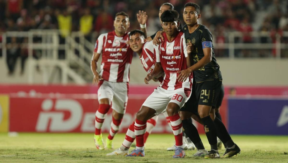 Striker Persis Solo, Arkhan Kaka menjaga ketat pemain Bali United, Ricky Fajrin pada laga Liga 1 2023/2024 pekan kesembilan di stadion Manahan, Sabtu (19/08/23).