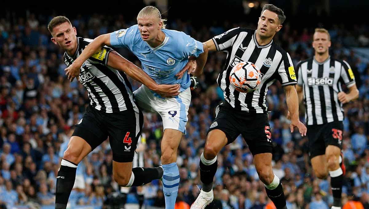 Penyerang Manchester City, Erling Haaland, saat dikawal ketat oleh para pemain Newcastle United di Liga Inggris.