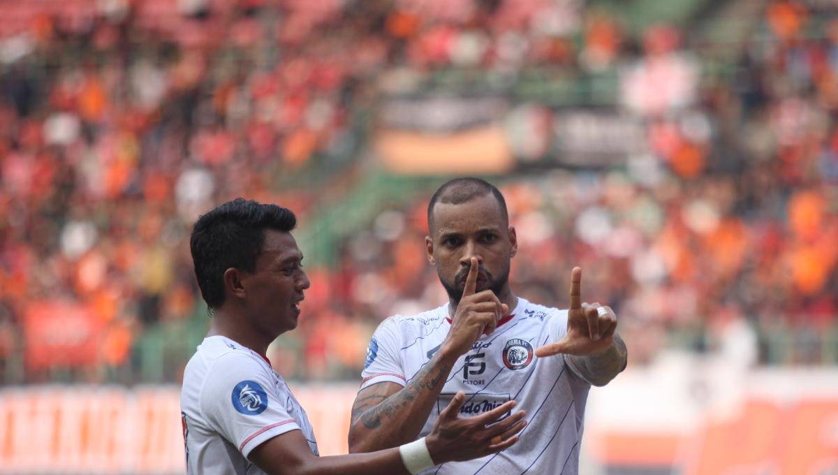 Selebrasi striker Arema FC, Gustavo Almeida usai mencetak gol ke gawang Persija Jakarta pada laga pekan kesembilan Liga 1 2023/2024 di stadion Patriot Bekasi, Minggu (20/08/23).