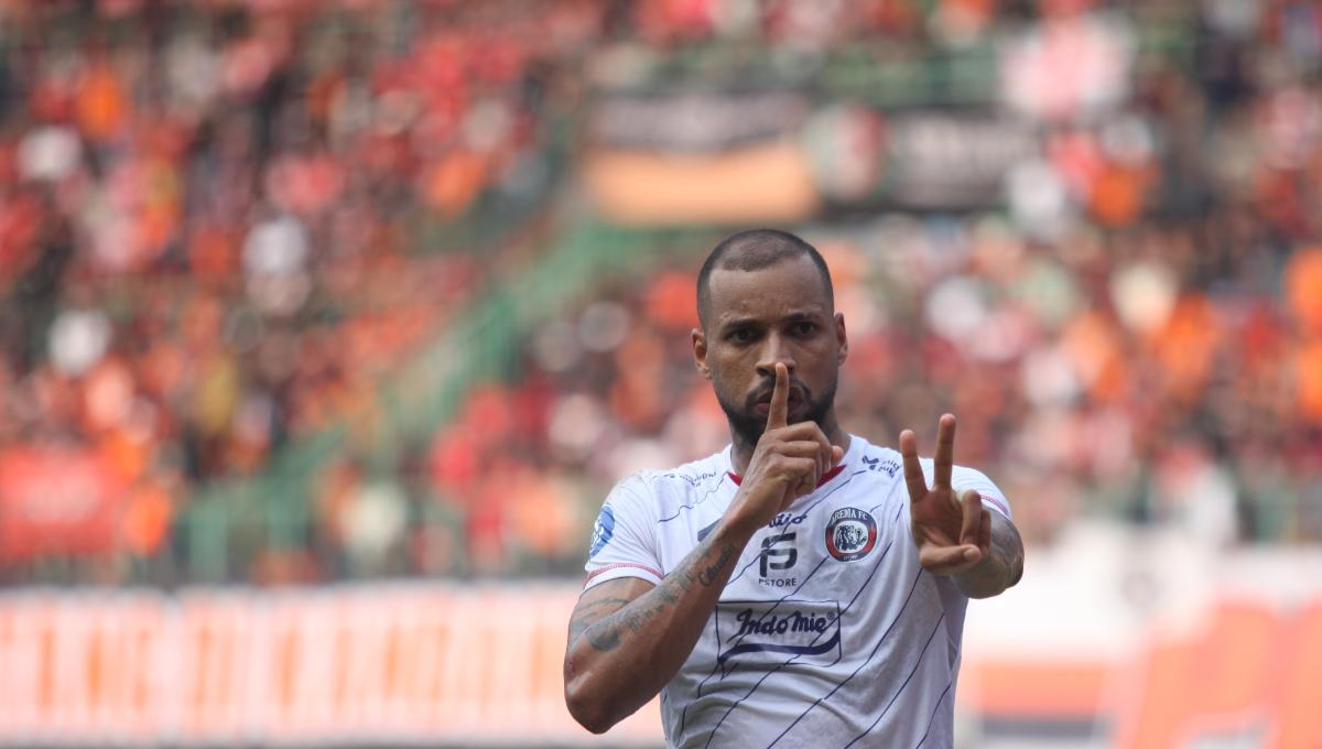 Selebrasi striker Arema FC, Gustavo Almeida usai mencetak gol ke gawang Persija Jakarta di Liga 1 2023/2024 di stadion Patriot Bekasi, Minggu (20/08/23).