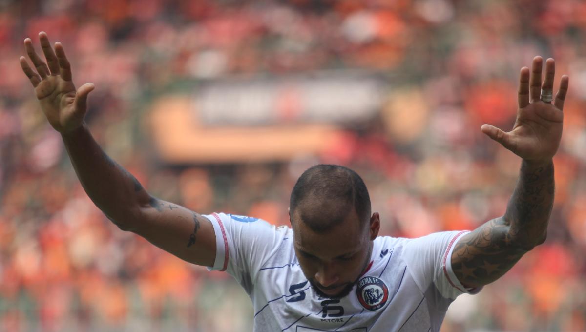 Selebrasi striker Arema FC, Gustavo Almeida usai mencetak gol ke gawang Persija Jakarta pada laga pekan kesembilan Liga 1 2023/2024 di stadion Patriot Bekasi, Minggu (20/08/23).